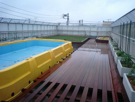 府中市幼稚園屋上